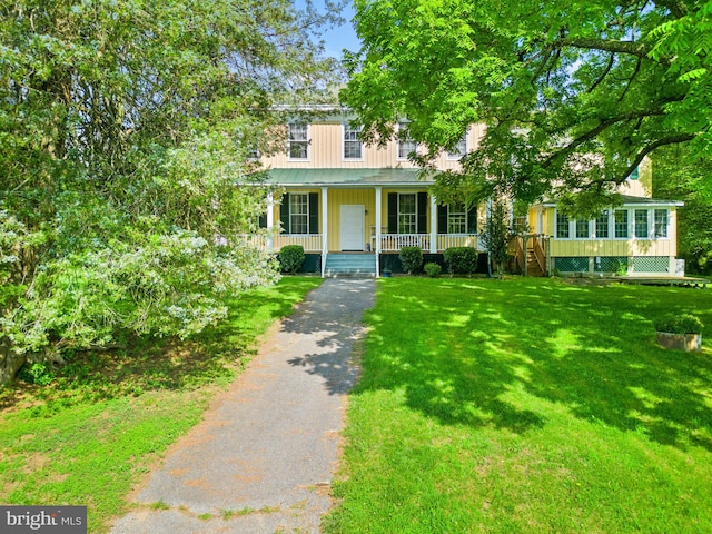 view of front facade featuring covered porch and a front lawn