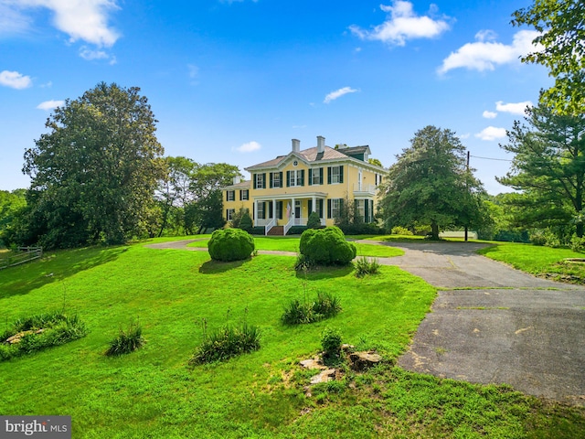 view of front of home featuring a front yard