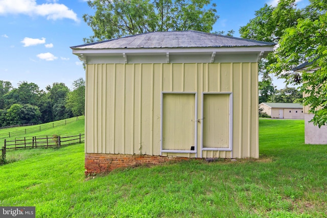 view of shed / structure featuring a lawn