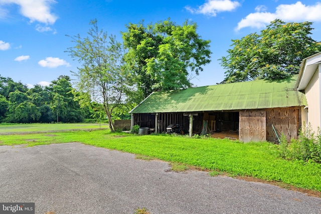 view of yard featuring an outdoor structure