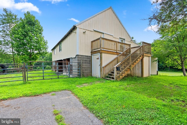 view of shed / structure with a yard