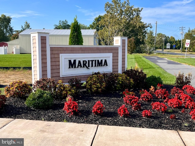 community / neighborhood sign featuring a lawn