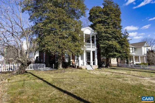 view of front of house featuring a front lawn