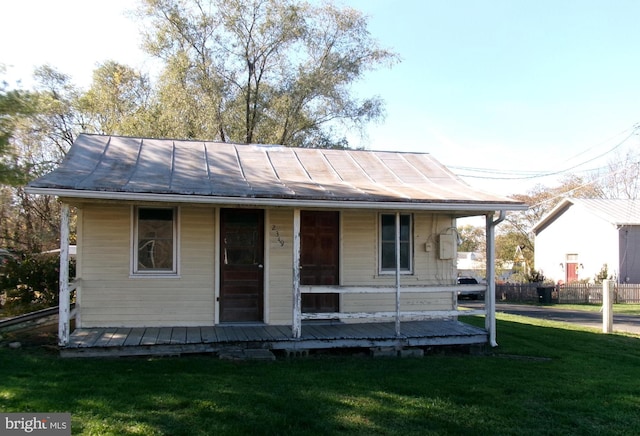 view of front of house with a front lawn