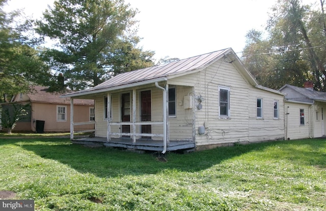 back of house featuring a yard