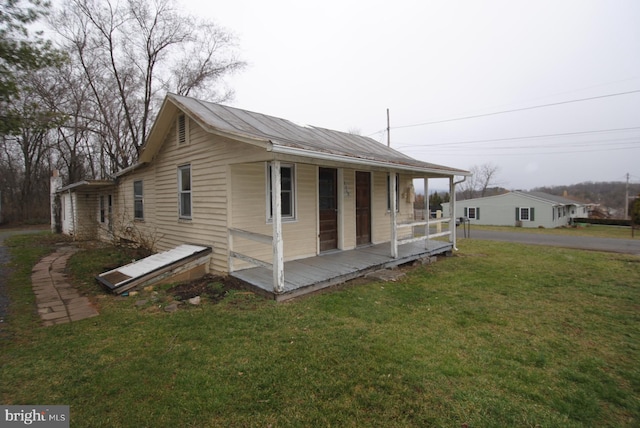 view of front of property featuring a front yard and covered porch