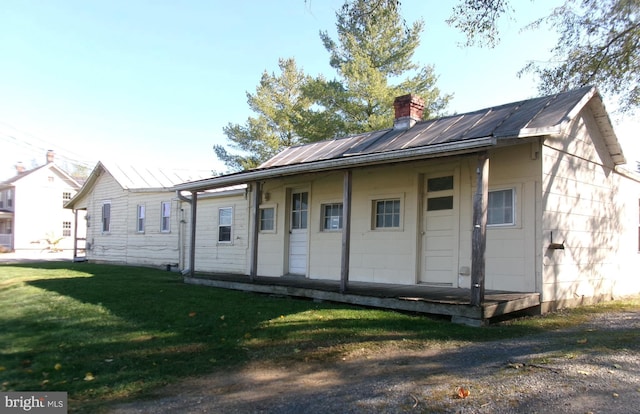 view of front of property with a front yard