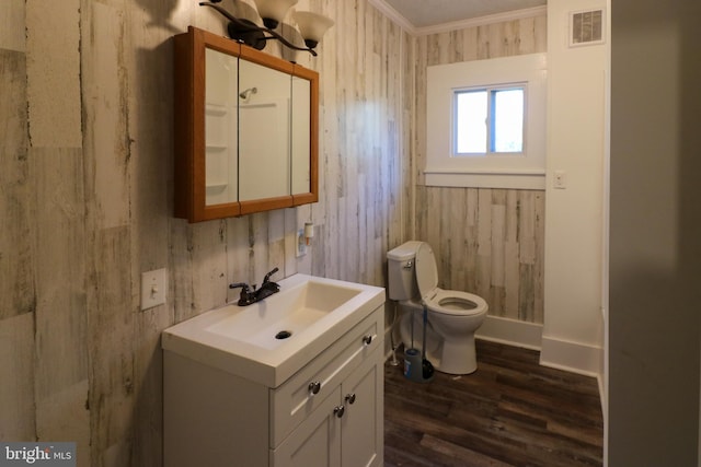 bathroom featuring oversized vanity, hardwood / wood-style flooring, crown molding, and toilet