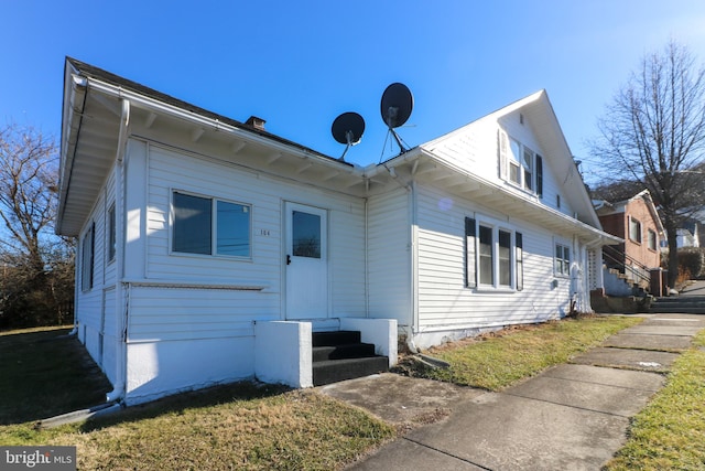 view of front of house featuring a front yard