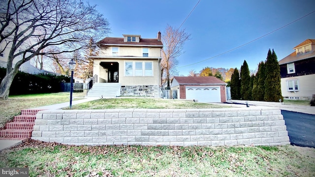 view of front of property featuring a front lawn and a garage