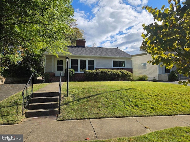 view of front facade with a front lawn