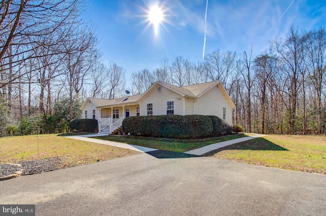 view of front of property with a front yard