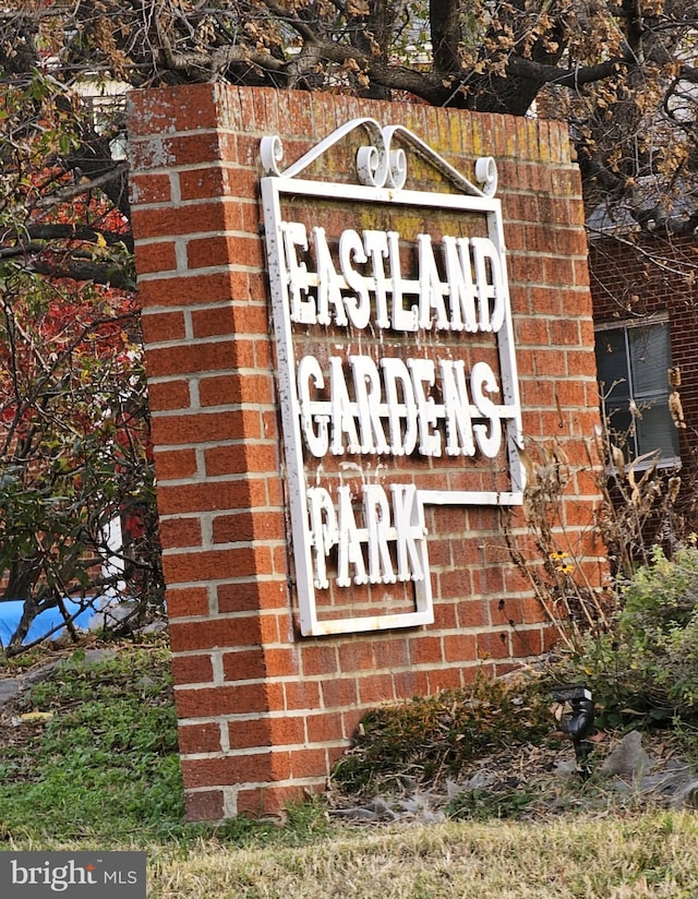 view of community / neighborhood sign