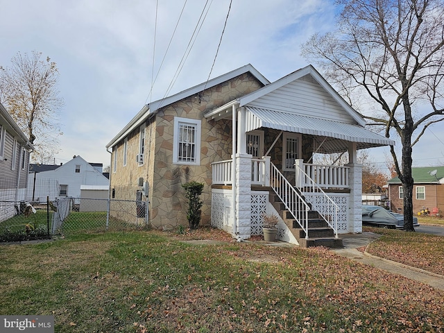 bungalow featuring a front lawn