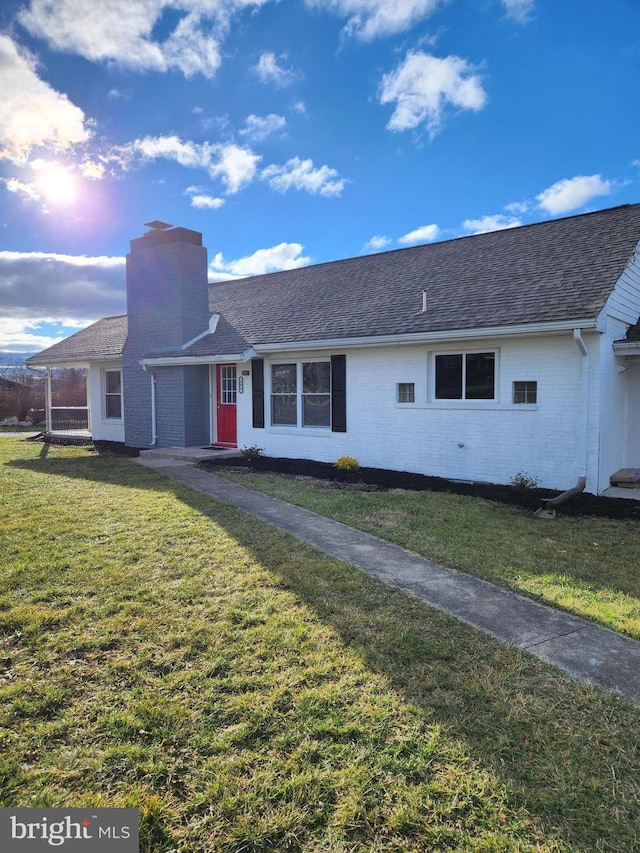 ranch-style house featuring a front yard