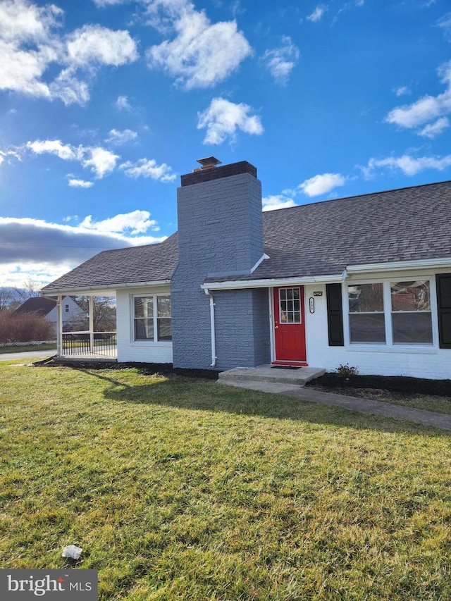 view of front of property with a front lawn