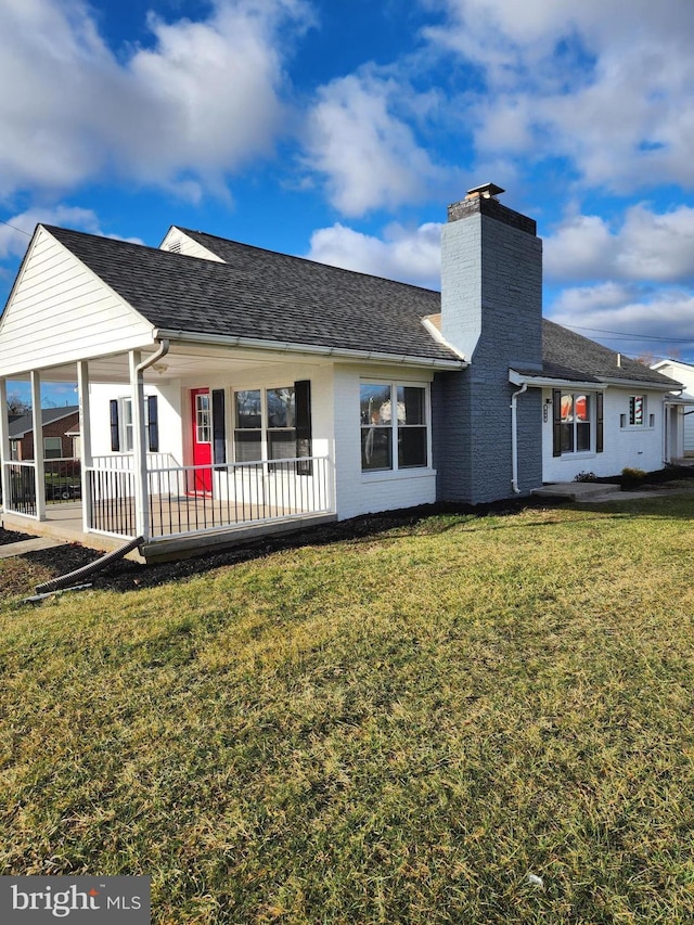 view of front of property featuring a front lawn