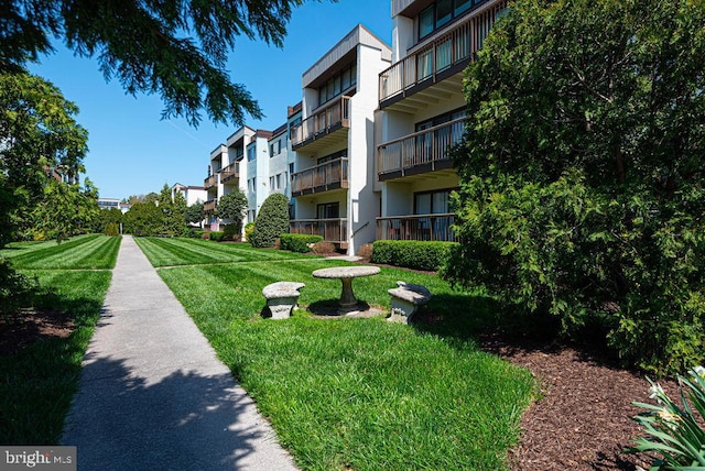 view of property's community featuring a lawn