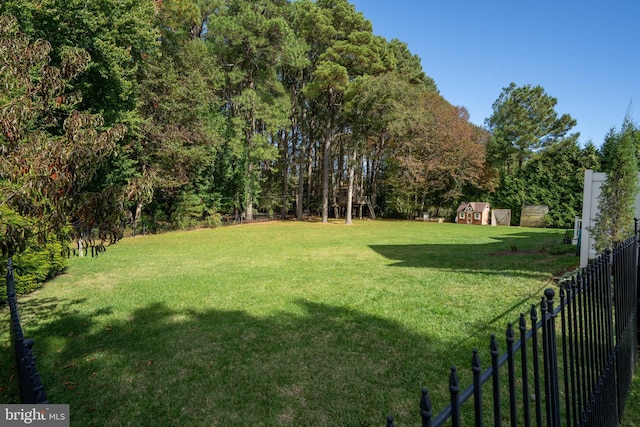 view of yard featuring a storage shed