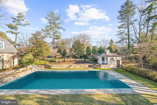 view of swimming pool