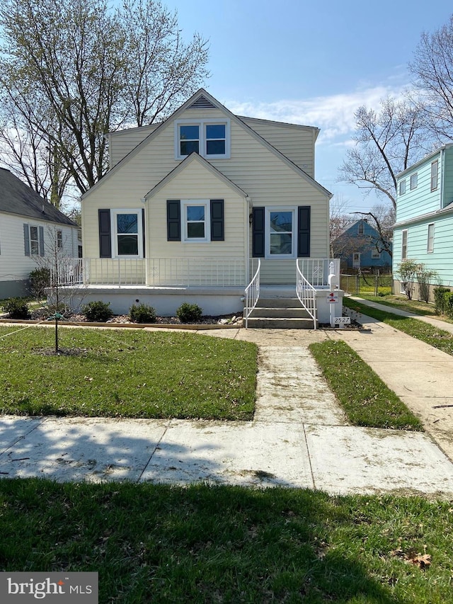 bungalow-style house featuring a front lawn