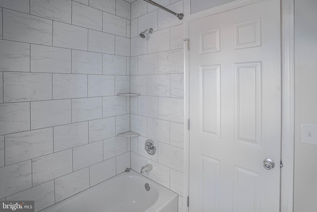 bathroom featuring tiled shower / bath