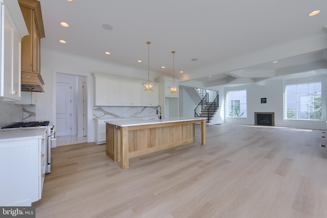 5824 Wild Lilac Dr, Lot East Petersburg, PA 17520 - kitchen featuring open floor plan, light wood finished floors, a kitchen island with sink, and high end stove