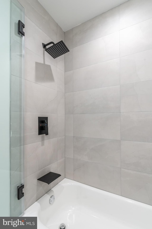 bathroom with tiled shower / bath