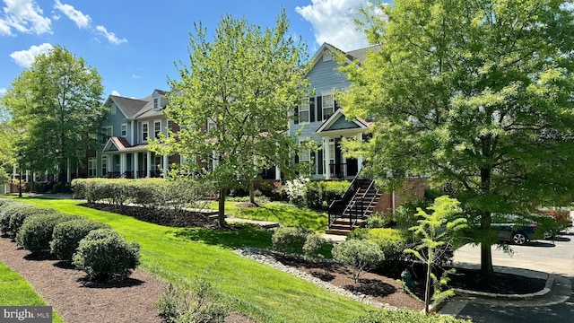 view of front facade featuring a front yard