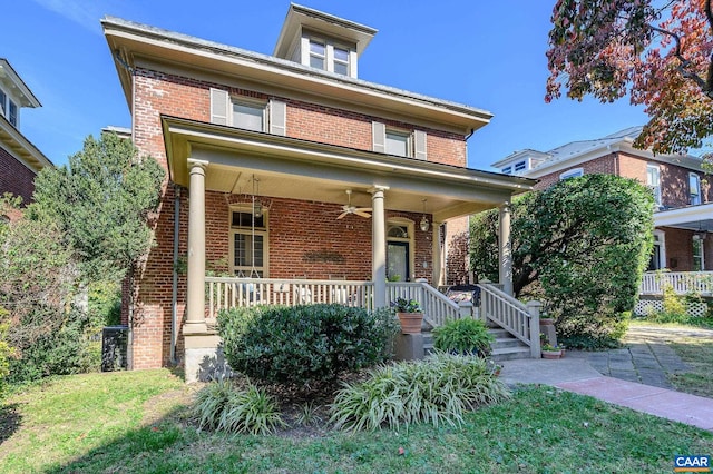 view of front of home featuring a front lawn, ceiling fan, and covered porch