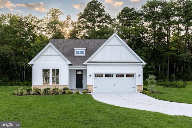 view of front of home featuring a yard and a garage