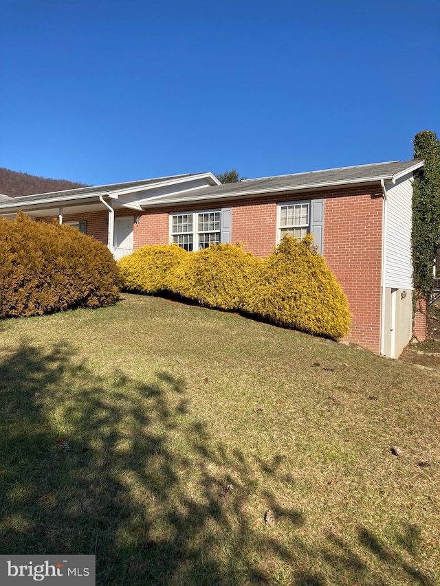 view of front facade featuring a front yard