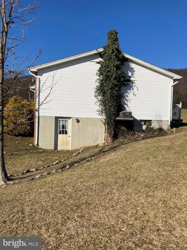 view of side of property featuring a yard