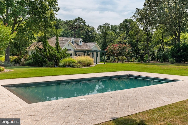 view of swimming pool featuring a yard