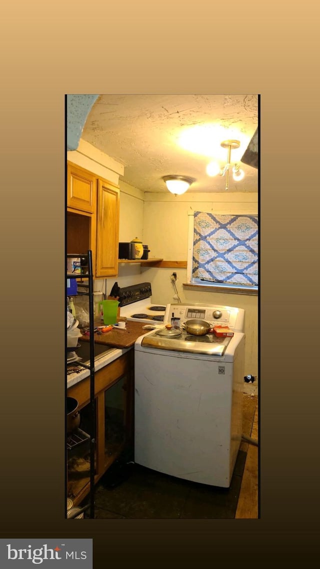 kitchen with washer / dryer