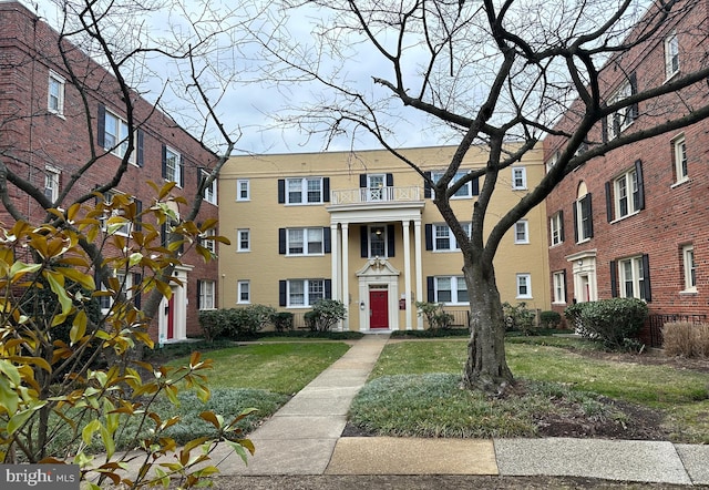 multi unit property featuring a front yard