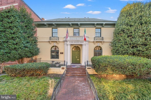 italianate-style house featuring a balcony