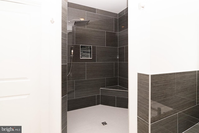 bathroom featuring tiled shower