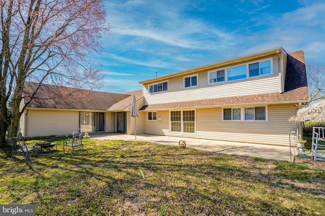 view of front of home featuring a front yard and a patio