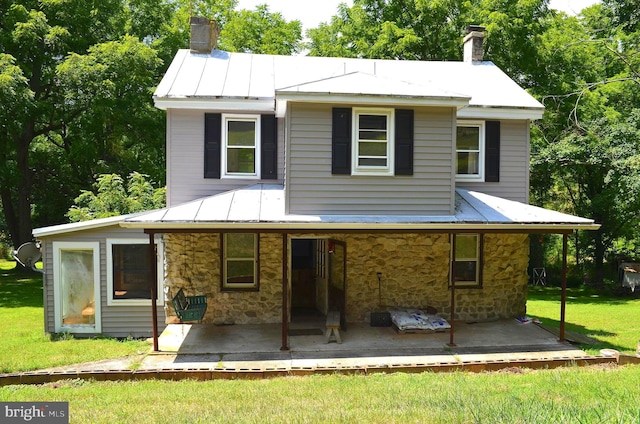 view of front of property featuring a front lawn