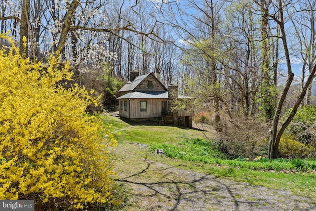 view of yard with an outdoor structure