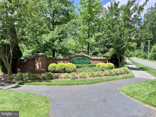 community sign with driveway