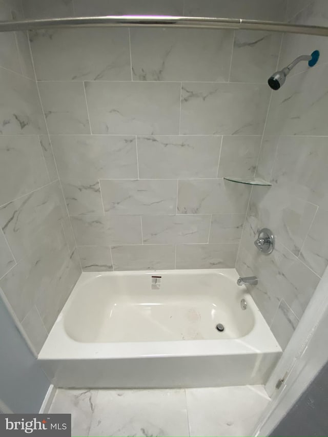 bathroom featuring tiled shower / bath combo