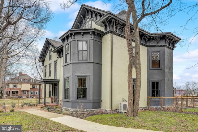 view of front of property featuring a front yard