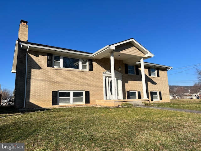 view of front of property featuring a front lawn