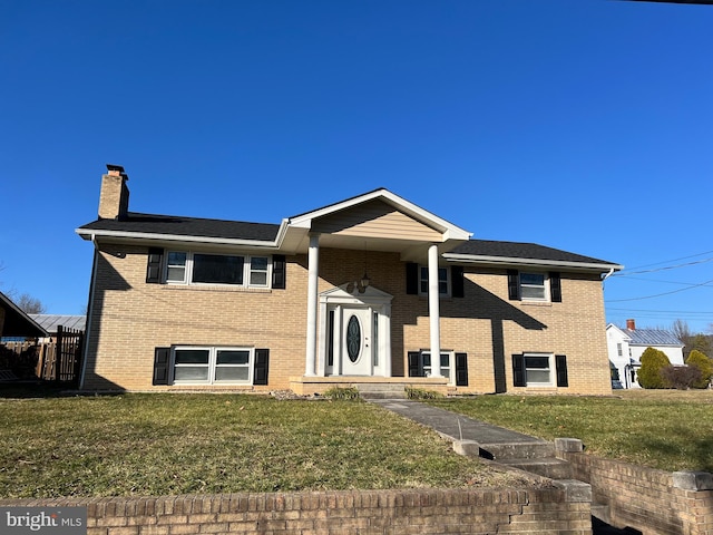 bi-level home featuring a front yard