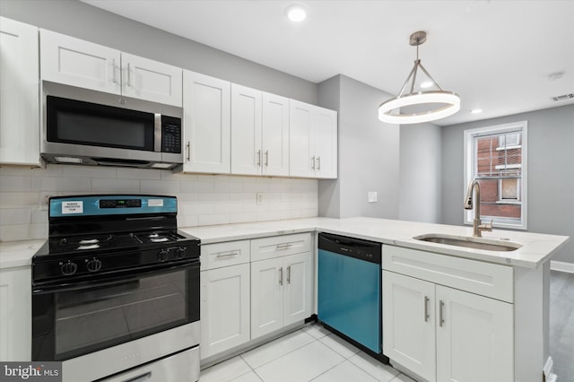 kitchen with white cabinets, stainless steel appliances, kitchen peninsula, backsplash, and sink