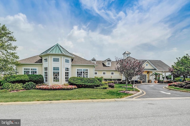 view of front of home with a front lawn