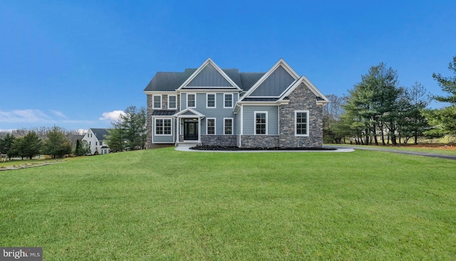 view of front of house featuring a front lawn