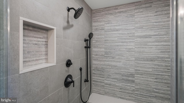 interior details with a tile shower